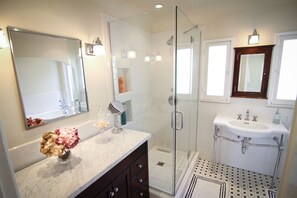 Badewanne, Haartrockner, Handtücher, Seife