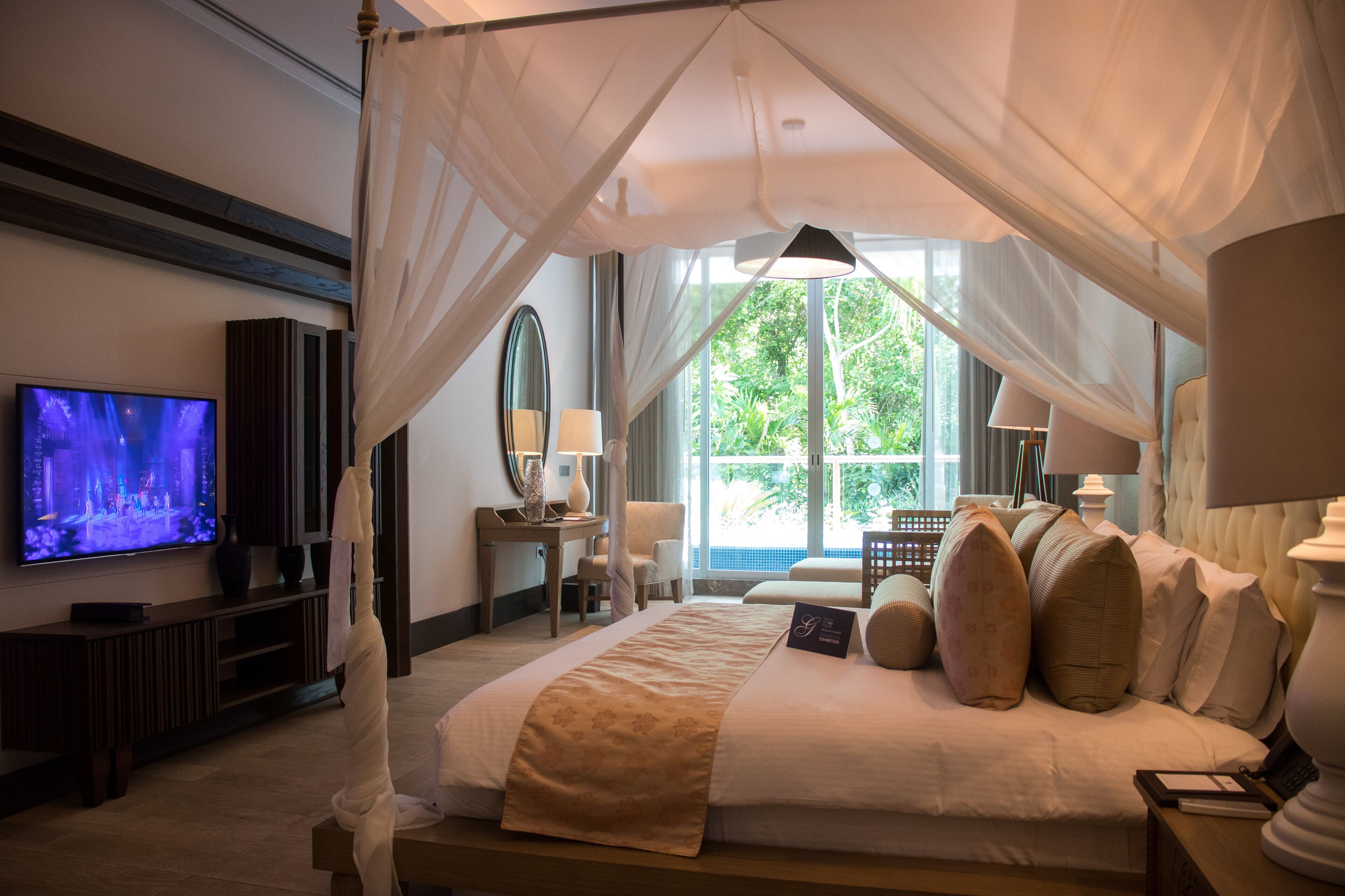 4 bedrooms, iron/ironing board, internet, bed sheets