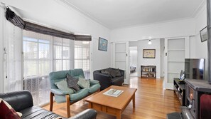 Fernseher, Kamin, Bücher