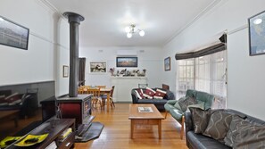 Fernseher, Kamin, Bücher