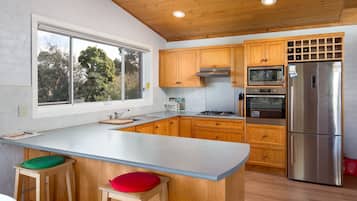 Kühlschrank, Mikrowelle, Ofen, Wasserkocher mit Kaffee-/Teezubehör