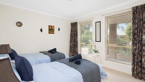 2 bedrooms, iron/ironing board - The Redwood Retreat (COWES)