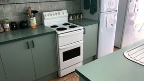 Dishwasher, cookware/dishes/utensils