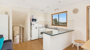 Mikrovågsugn, ugn, spishäll och grytor/köksredskap