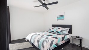 4 bedrooms, iron/ironing board - Luxe on Steele - close to the beach and main street (COWES)