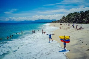 Private beach, white sand, beach massages, beach volleyball - Playa Los Angeles (Santa Marta)