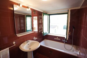 Vasca, asciugacapelli, bidet, asciugamani