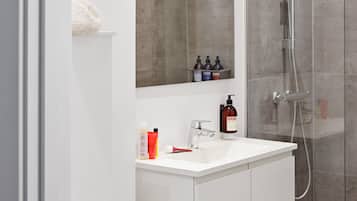 Douche, sĂšche-cheveux, serviettes fournies, savon
