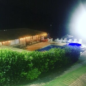 Fachada da propriedade à noite