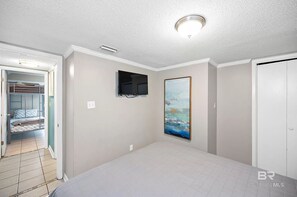 2 bedrooms, in-room safe, desk, iron/ironing board