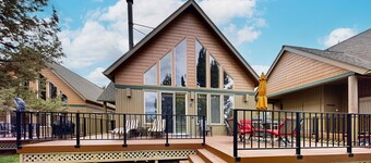 Lovely home with deck, shared pool, gym, hot tub, & tennis