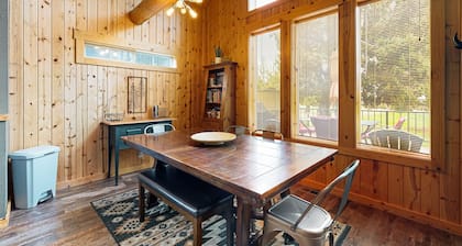 Lovely home with deck, shared pool, gym, hot tub, & tennis