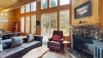 電視、壁爐、DVD 播放機、影像庫