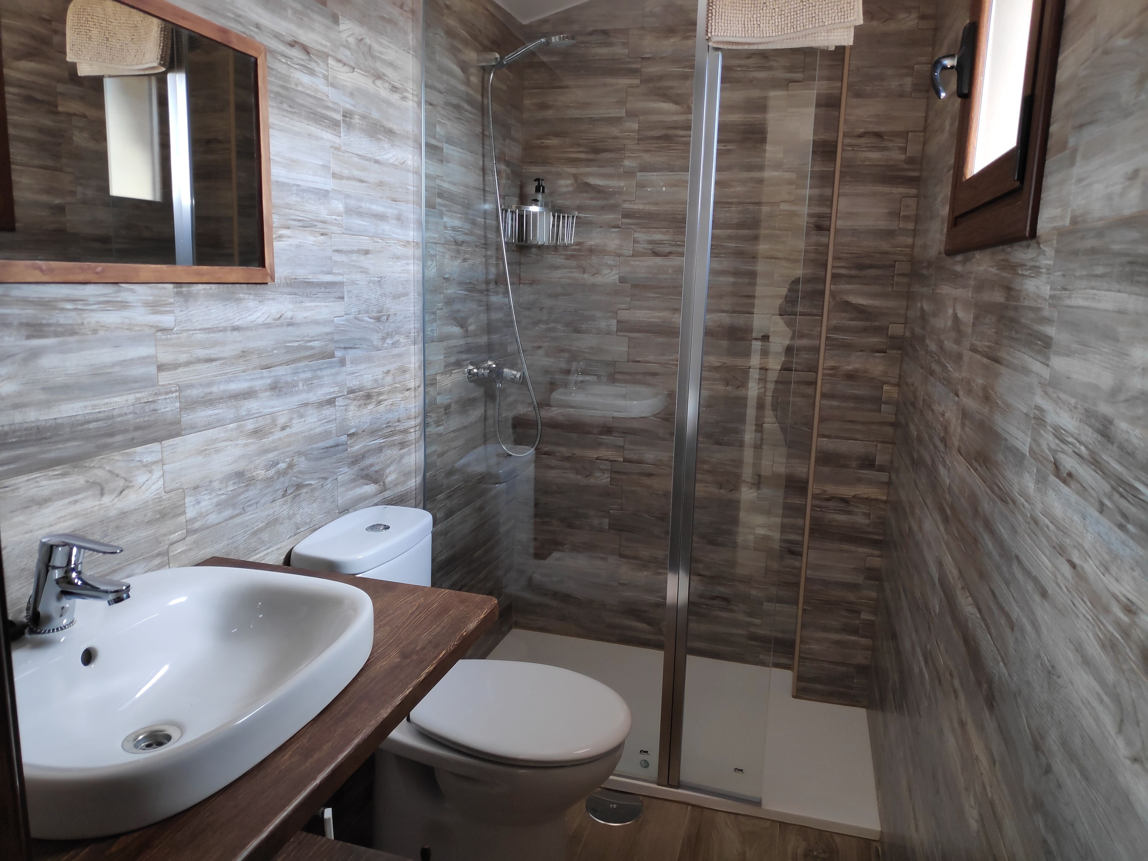 Een douche, een haardroger, handdoeken, zeep