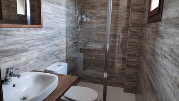 Een douche, een haardroger, handdoeken, zeep