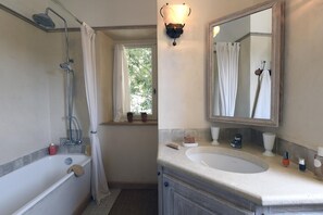 Combined shower/bathtub, hair dryer, bidet, towels - Welcome to La Maison du Bonheur (Gordes)