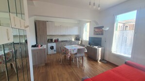 A compact living space with a kitchen, dining area, and a large window. - BEST VIEW AND SUNNY Cà DEL SOL IT027042C2W4RXWZRV (Venezia)