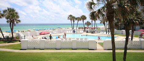 حمّام سباحة مُدفَّأ