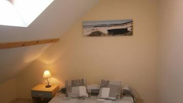 2 bedrooms, iron/ironing board, free internet