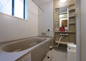 Combined shower/tub, hair dryer, towels, soap - Nearby Osaka Umeda! 4min walk to sta. (Osaka-shi)