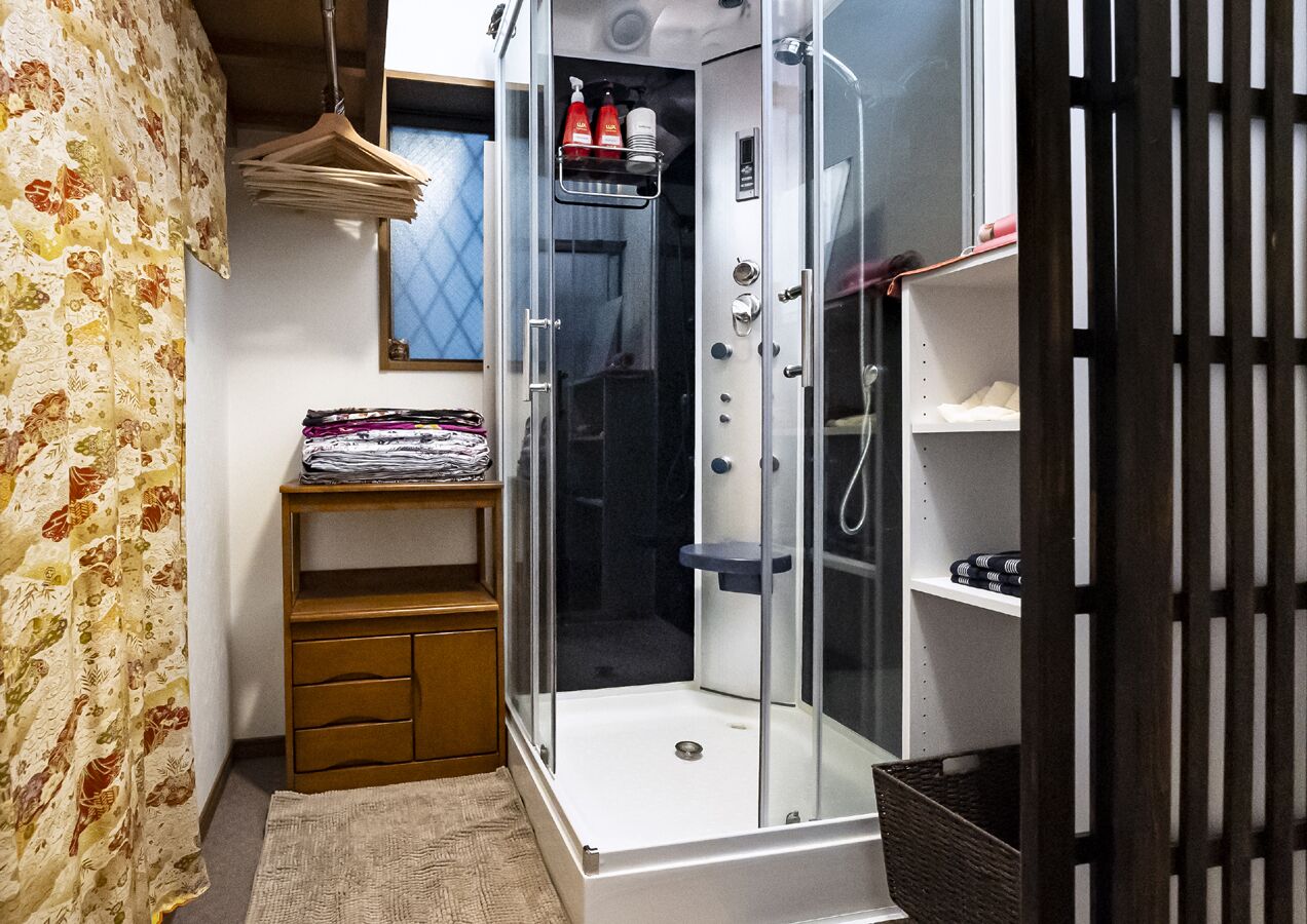 Combined shower/bathtub, hair dryer, towels, soap