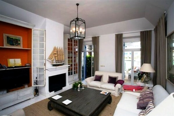 TV, fireplace - FANTASTIC HOUSE IN FIRST LINE OF MARINA SOTOGRANDE, ONE MINUTE FROM THE BEACH. (San Roque)