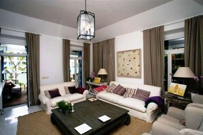 TV, fireplace - FANTASTIC HOUSE IN FIRST LINE OF MARINA SOTOGRANDE, ONE MINUTE FROM THE BEACH. (San Roque)