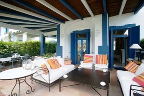 Outdoor dining - FANTASTIC HOUSE IN FIRST LINE OF MARINA SOTOGRANDE, ONE MINUTE FROM THE BEACH. (San Roque)