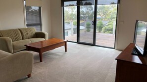 TV, DVD player - Perfect family getaway, a short walk to beach and shops. (Cowes)