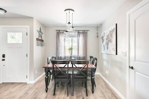 Dining - Wine Country Retreat+Backyard+firepit+BBQ+wineries (Templeton)