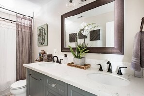 Combined shower/tub, hair dryer - Wine Country Retreat+Backyard+firepit+BBQ+wineries (Templeton)