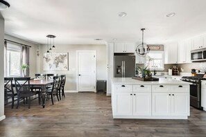 Fridge, microwave, oven, stovetop - Wine Country Retreat+Backyard+firepit+BBQ+wineries (Templeton)