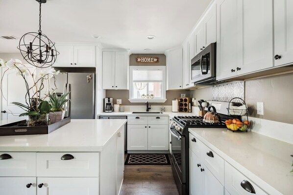 Fridge, microwave, oven, stovetop - Wine Country Retreat+Backyard+firepit+BBQ+wineries (Templeton)