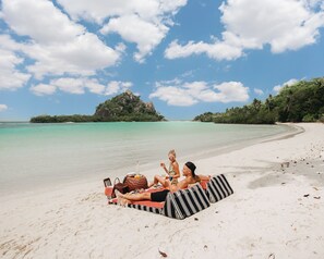 On the beach, white sand, sun-loungers, beach towels - Bawah Reserve (Bawah Island)