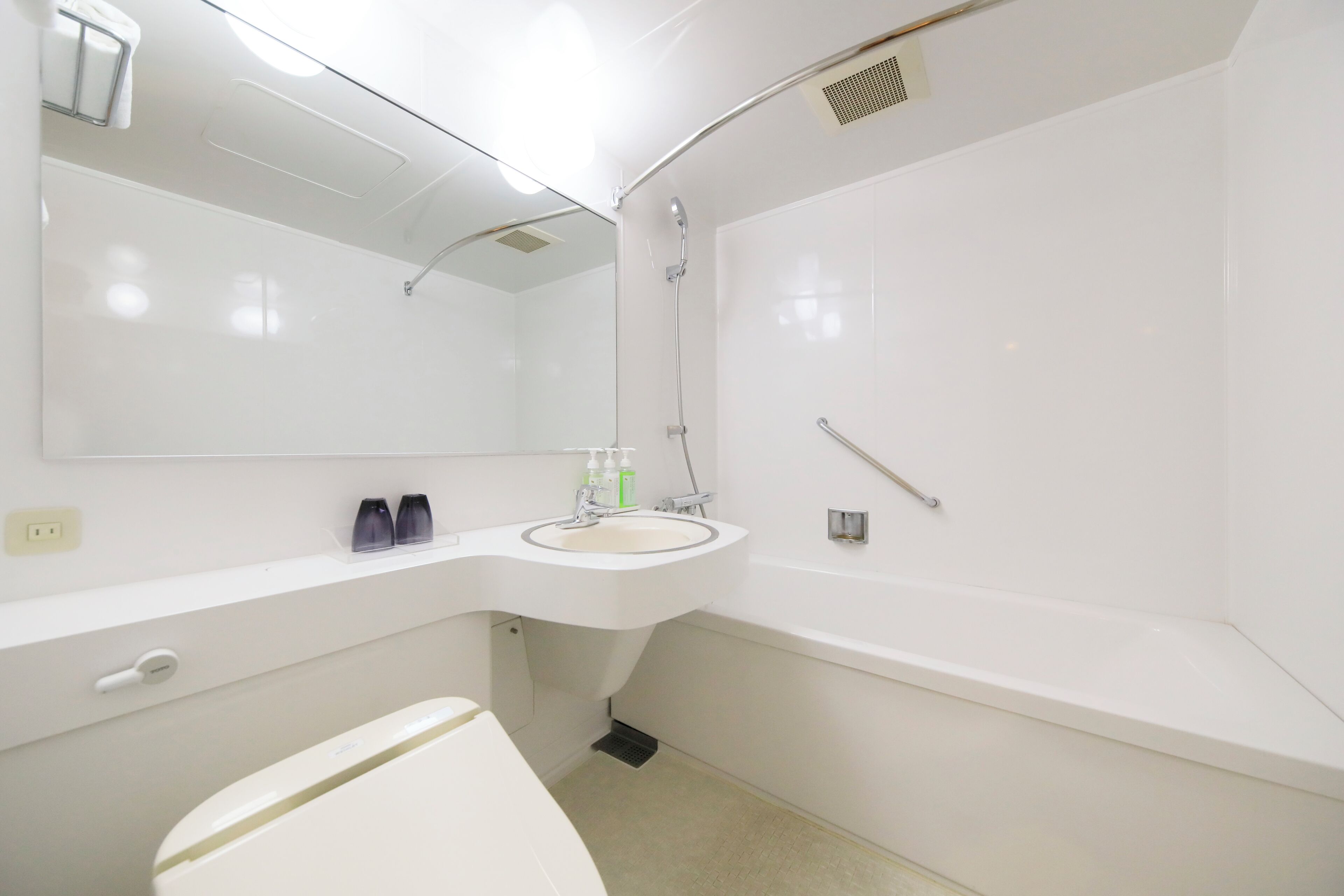 combined shower/bathtub, free toiletries, hair dryer, slippers