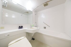 Combined shower/bathtub, free toiletries, hair dryer, slippers - Quintessa Hotel Sapporo Susukino 63 Relax&Spa (Sapporo)
