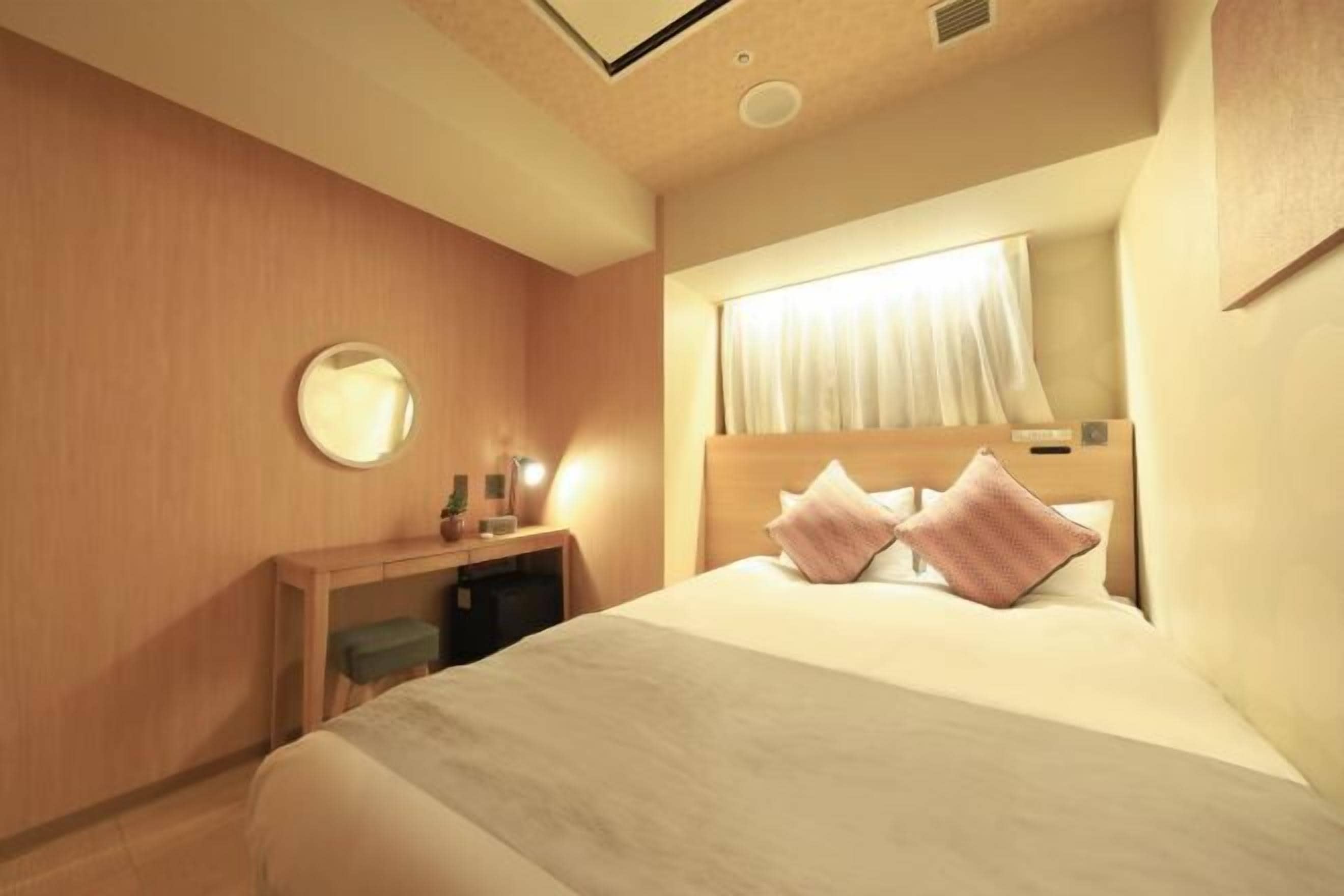 Espacio para trabajar con laptop y tabla de planchar con plancha 