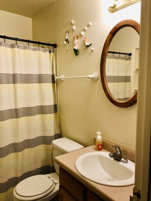 وحدات دش مع أحواض استحمام، مجففات شعر، مناشف، شامبو