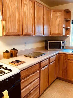 Geladeira, micro-ondas, fogão, cooktop