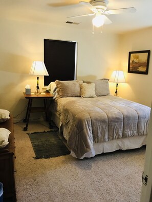 2 عدّة غرف نوم ومكواة/لوح كي وواي فاي مجانًا وملاءات أسرّة