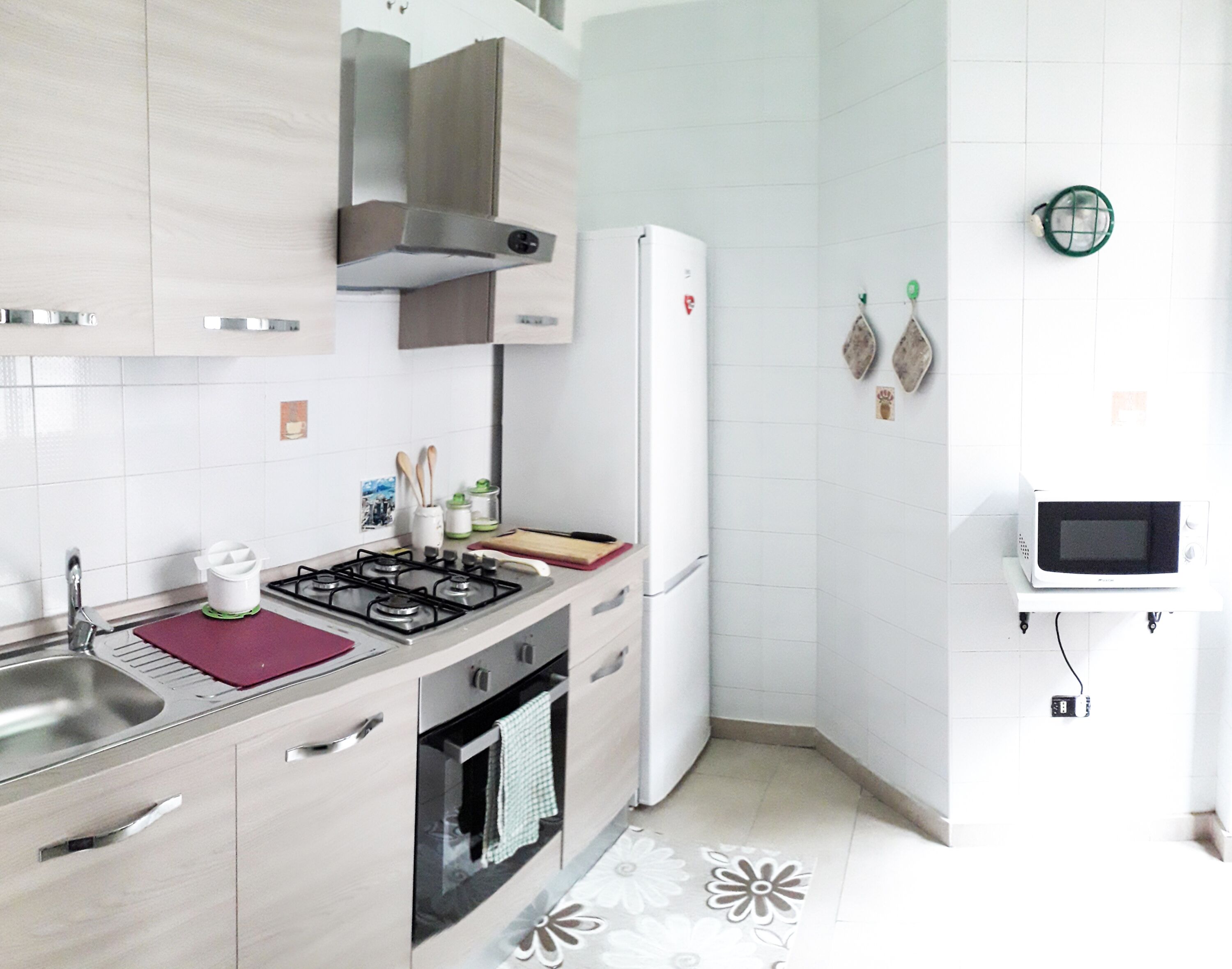 Frigorifero, microonde, forno, piano cottura