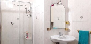Shower, hair dryer, bidet, towels - Cimitero delle Fontanelle, Catacombe S. Gennaro, Catacombe S. Gaudioso, (Napoli)
