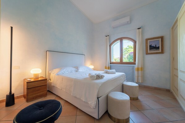 8 bedrooms, iron/ironing board, WiFi, bed sheets