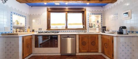 冷蔵庫、電子レンジ、オーブン、コンロ