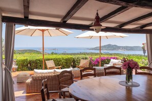 تناول الطعام بالخارج