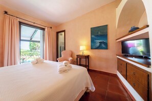 8 عدّة غرف نوم ومكواة/لوح كي وواي فاي وملاءات أسرّة