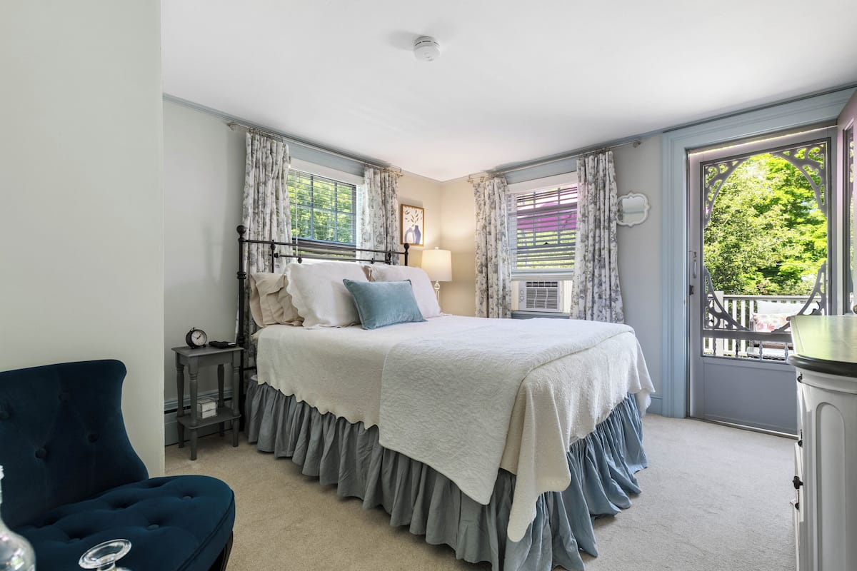 Suite | Premium bedding, individually decorated, individually furnished