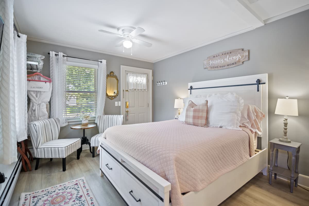 Duck Island Room | Premium bedding, individually decorated, individually furnished