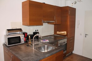 Kühlschrank, Mikrowelle, Ofen, Herdplatte