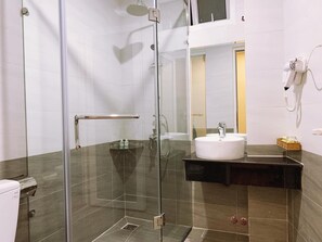 Standard Family Room without Window | 浴室 | 淋浴设施、大花洒淋浴喷头、免费洗浴用品、吹风机